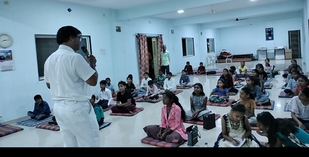 चिखली येथे सिद्धार्थ बुद्ध विहारात ,समजदार माणसाची लक्षणे कोणती या विषयी मार्गदर्शन करताना मा. अशोक खोपे