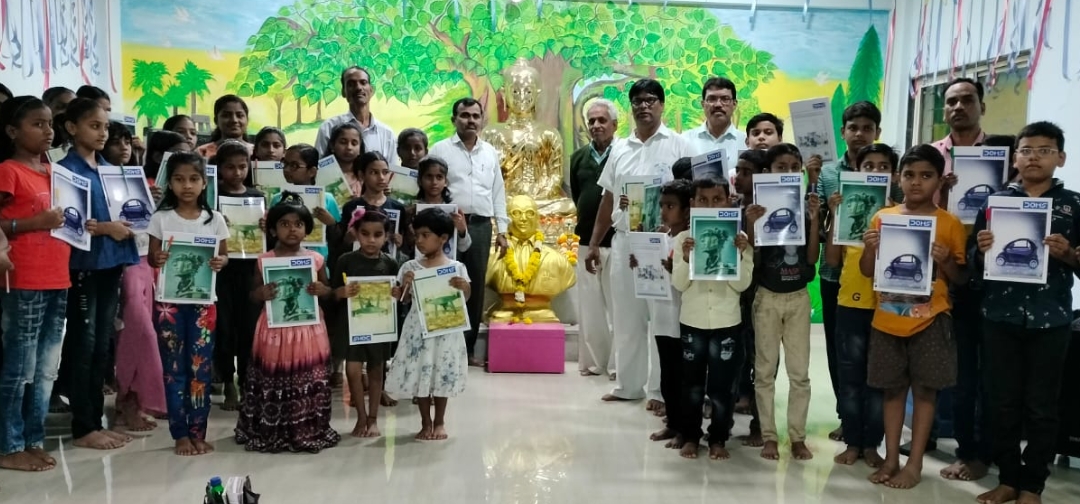 मा.अशोक खोपे यांच्या वाढदिवसानिमित्त धम्म संस्कार वर्गातील विद्यार्थ्यांना मोफत वह्या व पेन चे वाटप