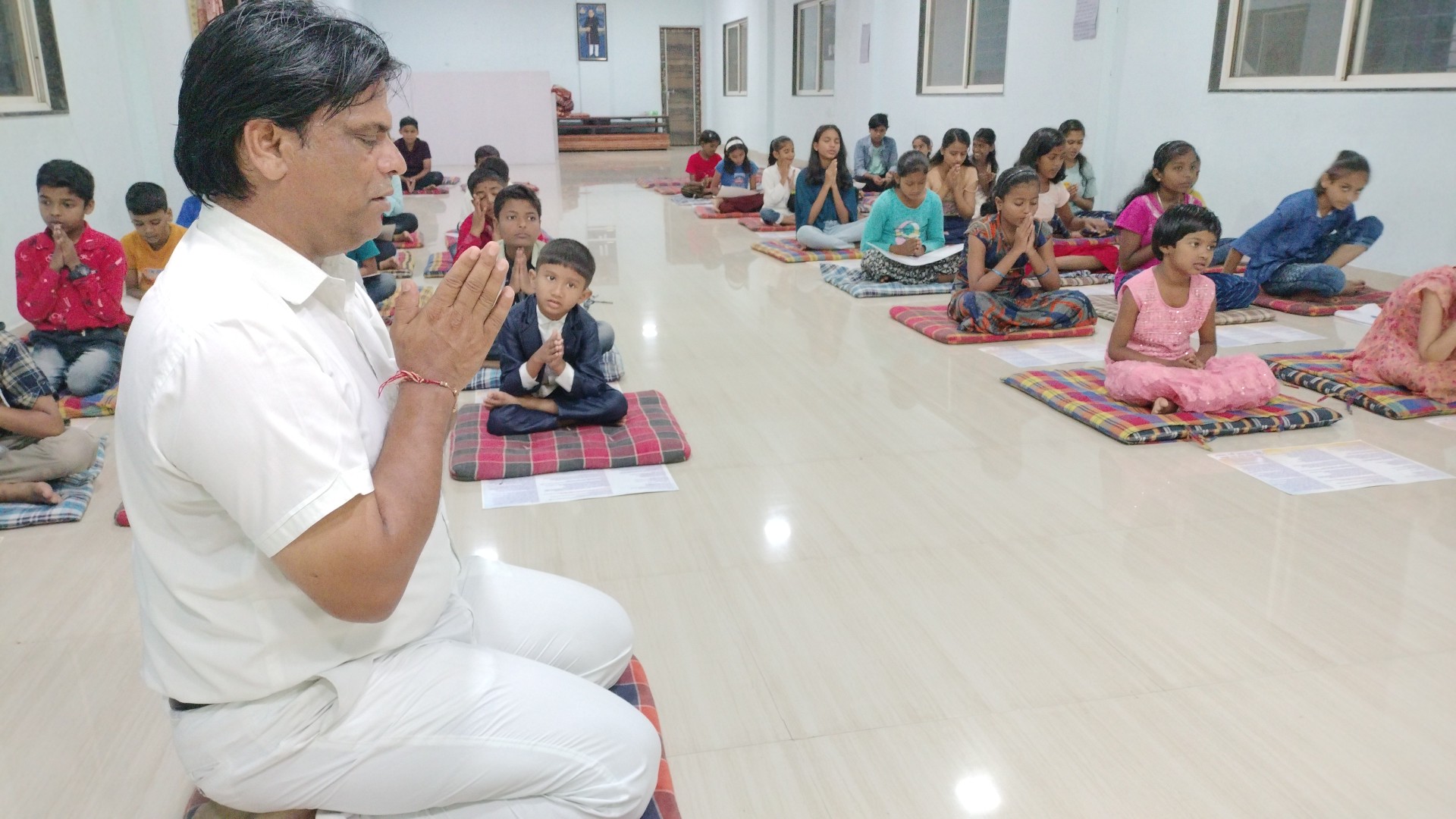 मानवी पराभवाची कारणे, लोभी आणि उधळ्या, माणूस व कुळाचा गर्व असणाऱ्या माणसाचा पराभव अटळ आहे हे धम्म संस्कार वर्गातील मुलांना मा. अशोक खोपे यांनी समजावून सांगितले