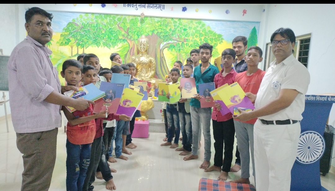मा. अशोक खोपे यांच्या सहकार्यातून धम्म संस्कार वर्गातील मुलांना मोफत वह्या ,पेन वाटप.