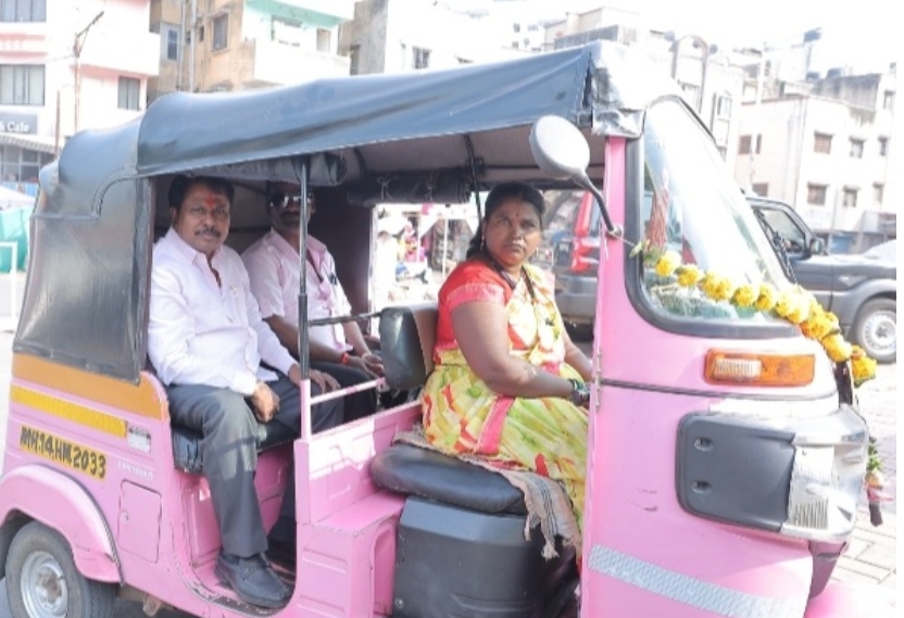 मा.आ.अण्णा बनसोडे यांनी केला पिंक रिक्षातून प्रवास.